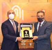 الاتحاد المصري لكرة السلة يمنح رئيس مجلس إدارة بنك القاهرة درع الاتحاد