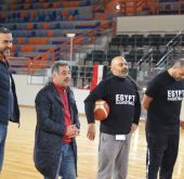 دكتور مجدي أبو فريخة والمهندس محمد عبد المطلب يؤازران الجهاز الفني للمنتخب واللاعبين في مران الجمعة