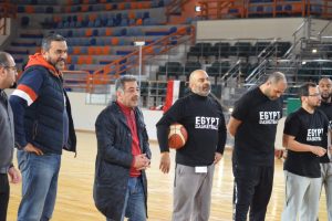 دكتور مجدي أبو فريخة والمهندس محمد عبد المطلب يؤازران الجهاز الفني للمنتخب واللاعبين في مران الجمعة