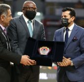 وزير الرياضة ورئيس اتحاد السلة يكرمان الاتحادين الدولي والإفريقي