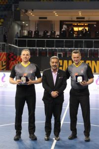 الدكتور مجدي أبو فريخة يكرم طاقم التحكيم الأجنبي لمباراتي نهائي الدوري